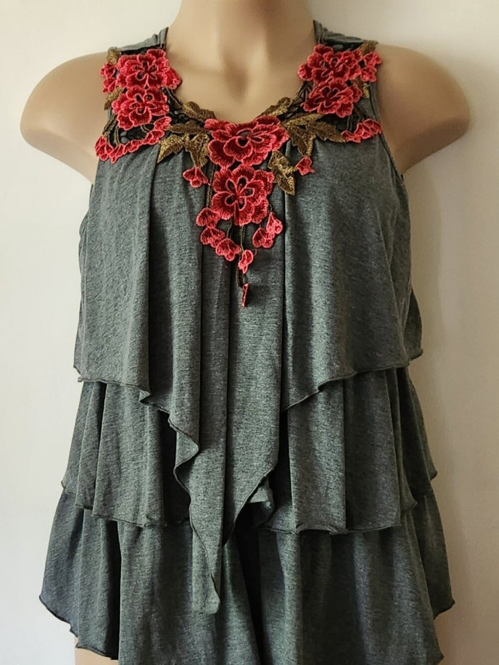 Beautiful tank sz XXL charcoal gray lace overlay ruffles VGUC